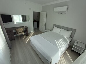 Comfort Suite, Balcony | Desk, free WiFi, bed sheets