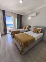 Comfort Suite, Balcony | Desk, free WiFi, bed sheets