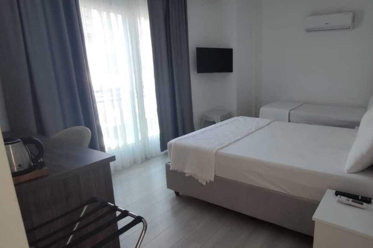 Comfort Triple Room | Desk, free WiFi, bed sheets