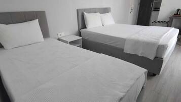 Comfort Triple Room | Desk, free WiFi, bed sheets