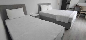 Comfort Triple Room | Desk, free WiFi, bed sheets