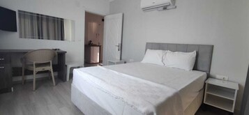 Comfort Suite, Balcony | Desk, free WiFi, bed sheets
