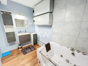 Shower, jetted tub, hair dryer, towels