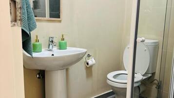 Apartment, 2 Bedrooms, Balcony | Bathroom