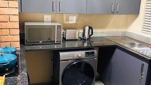 Apartment, 2 Bedrooms, Balcony | Laundry - Cosy two Bedroom Apartment for Short and Long Stays Rental (Johannesburg)