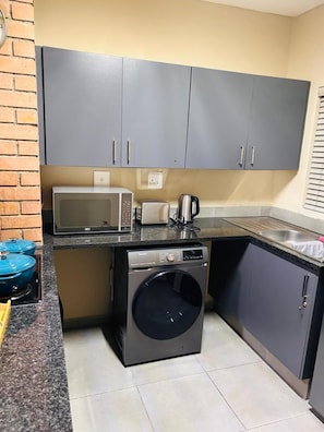 Apartment, 2 Bedrooms, Balcony | Laundry