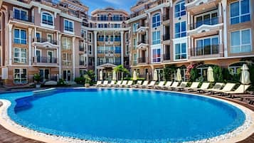 Een binnenzwembad en een buitenzwembad