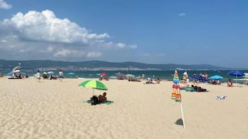 Ranta lähistöllä, aurinkotuoleja