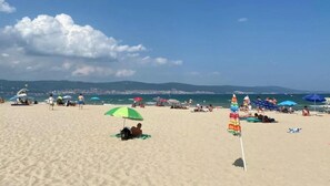 Plage à proximité, chaises longues