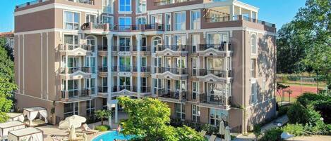 Una piscina cubierta, una piscina al aire libre