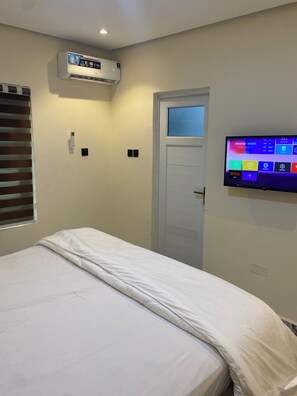 1 bedroom, desk, iron/ironing board, WiFi