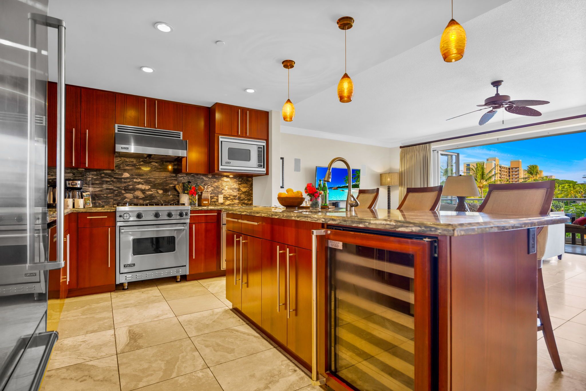 Una cocina moderna con electrodomésticos de acero inoxidable, armarios de madera y una isla grande.
