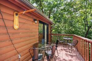 Outdoor dining - This Cabin's Nothing But A Good Time (PIGEON FORGE)