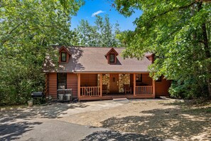 Exterior - This Cabin's Nothing But A Good Time (PIGEON FORGE)