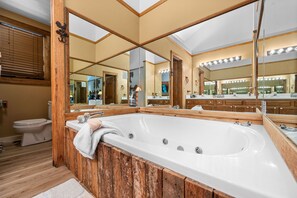 Shower, jetted tub, towels - This Cabin's Nothing But A Good Time (PIGEON FORGE)