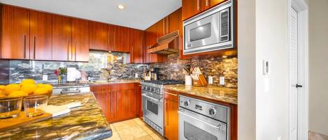 Jääkaappi, mikroaaltouuni, uuni, astianpesukone