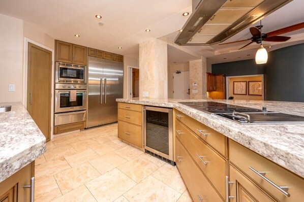 Réfrigérateur, micro-ondes, four, lave-vaisselle