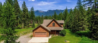 Hungry Deer Hideaway with Mountain Views