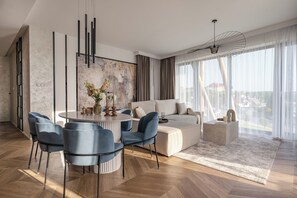 Leilighet – comfort, balkong, utsikt mot innsjø | Oppholdsrom | En 50-tommers smart-TV med digitale kanaler