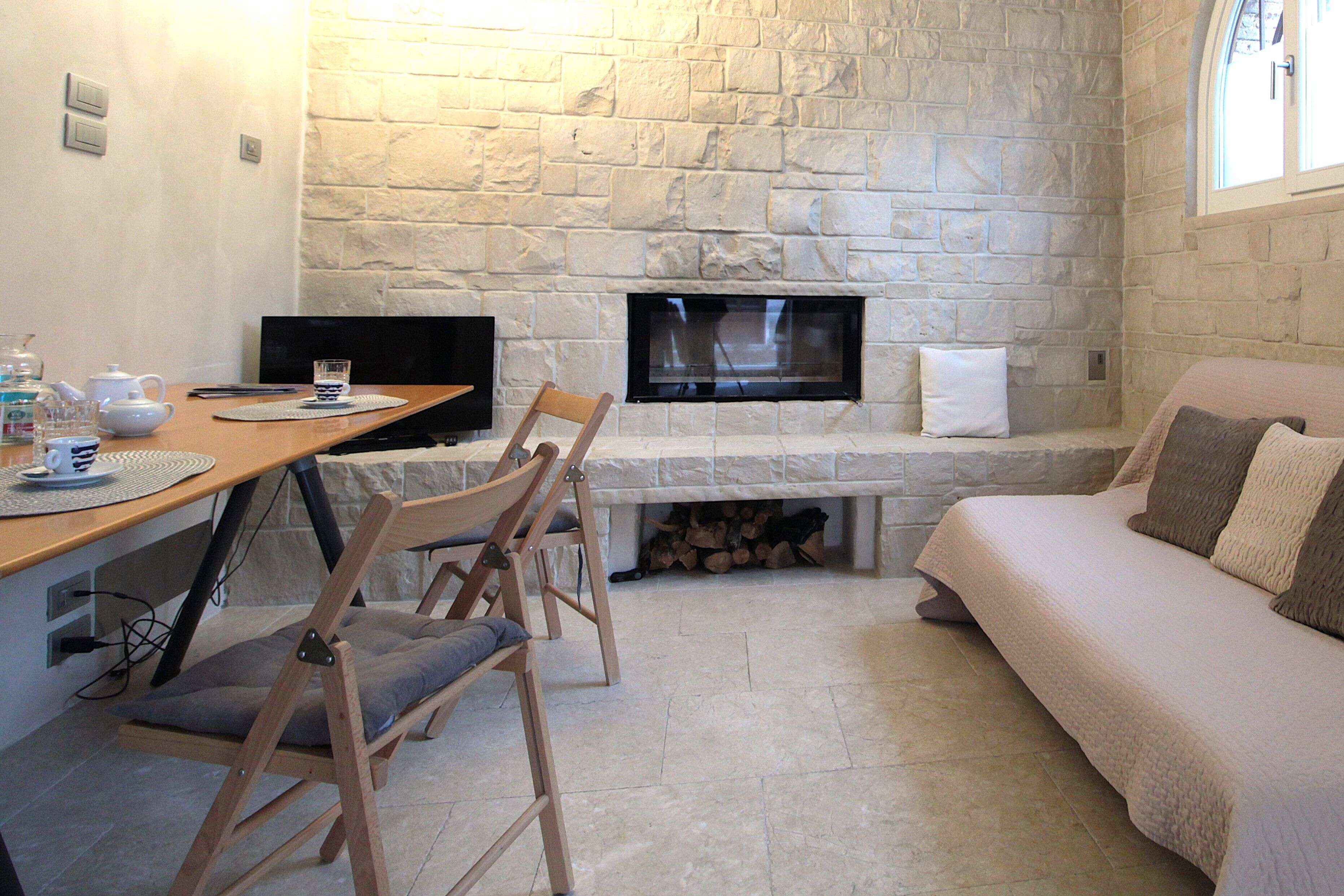 Casa | Area soggiorno | TV a schermo piatto 32 pollici con canali via cavo