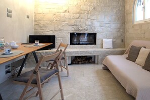 House | Living area | 32-inch flat-screen TV with cable channels