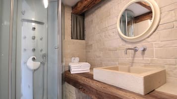 Rumah | Kamar mandi | Shower, pengering rambut, kloset, dan handuk