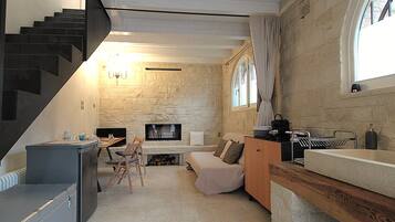 Nhà | Khu phòng khách | TV màn hình phẳng 32-inch có truyền hình cáp