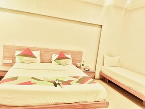 Deluxe tweepersoonskamer, uitzicht op de stad | Een strijkplank/strijkijzer, gratis wifi