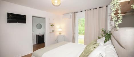 Standard Single Room, 1 Queen Bed, Patio, River View | 1 bedroom, free WiFi
