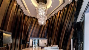 A spacious lobby with a modern chandelier, a reception desk, and a seating area. - Iconic Marina Stay Cayan Tower 2BR (Dubai)
