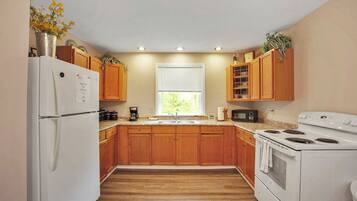 雪櫃、微波爐、焗爐、爐具