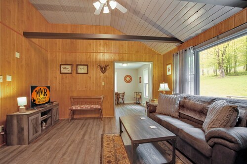 Plank Road Retreat-Pet Friendly near Westfield