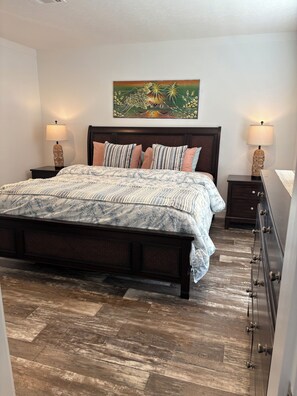 3 bedrooms, WiFi, bed sheets - Island Sunset Retreat with Jacuzzi (Saint James City)