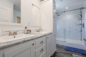 Dusche, Handtücher, Seife, Toilettenpapier