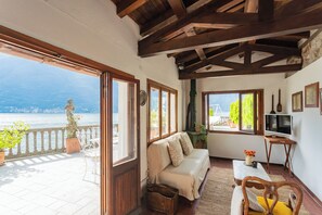 アパートメント | リビング エリア | 22 インチのテレビ (ケーブル放送視聴可)