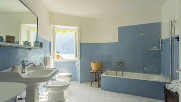 Appartamento | Bagno | Vasca, bidet, asciugamani