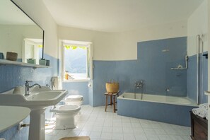 アパートメント | バスルーム | 浴槽、ビデ、タオル