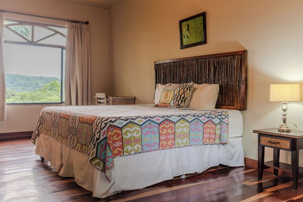 1 bedroom, desk, WiFi, bed sheets