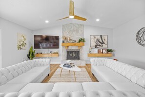 Smart TV, caminetto, videogiochi, tavolo da ping pong