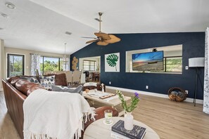 Smart-tv, tafelvoetbal, een tafeltennistafel en boeken