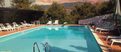 Sesongbasert utendørsbasseng