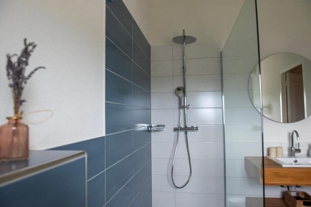 Quarto casal luxo | Banheiro | Chuveiro, toalhas de banho, papel higiênico 