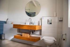 Habitación Deluxe doble | Baño | Ducha, toallas y papel higiénico