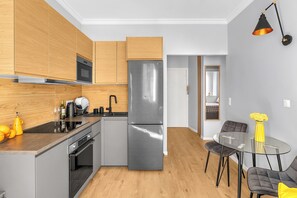 Een koelkast, een magnetron, een oven, een kookplaat