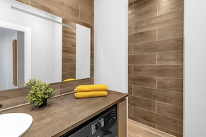 Dusche, Haartrockner, Handtücher, Seife