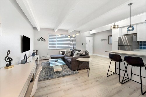 Beautiful remodeled 1-bedroom condo in Littleton/ Englewood with Pool