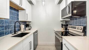 冷蔵庫、電子レンジ、オーブン、コンロ