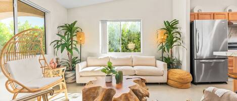 Smart TV, chimenea, futbolito y tenis de mesa