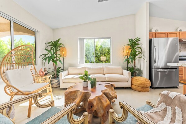 Téléviseur connecté, foyer, table de baby-foot, table de ping-pong