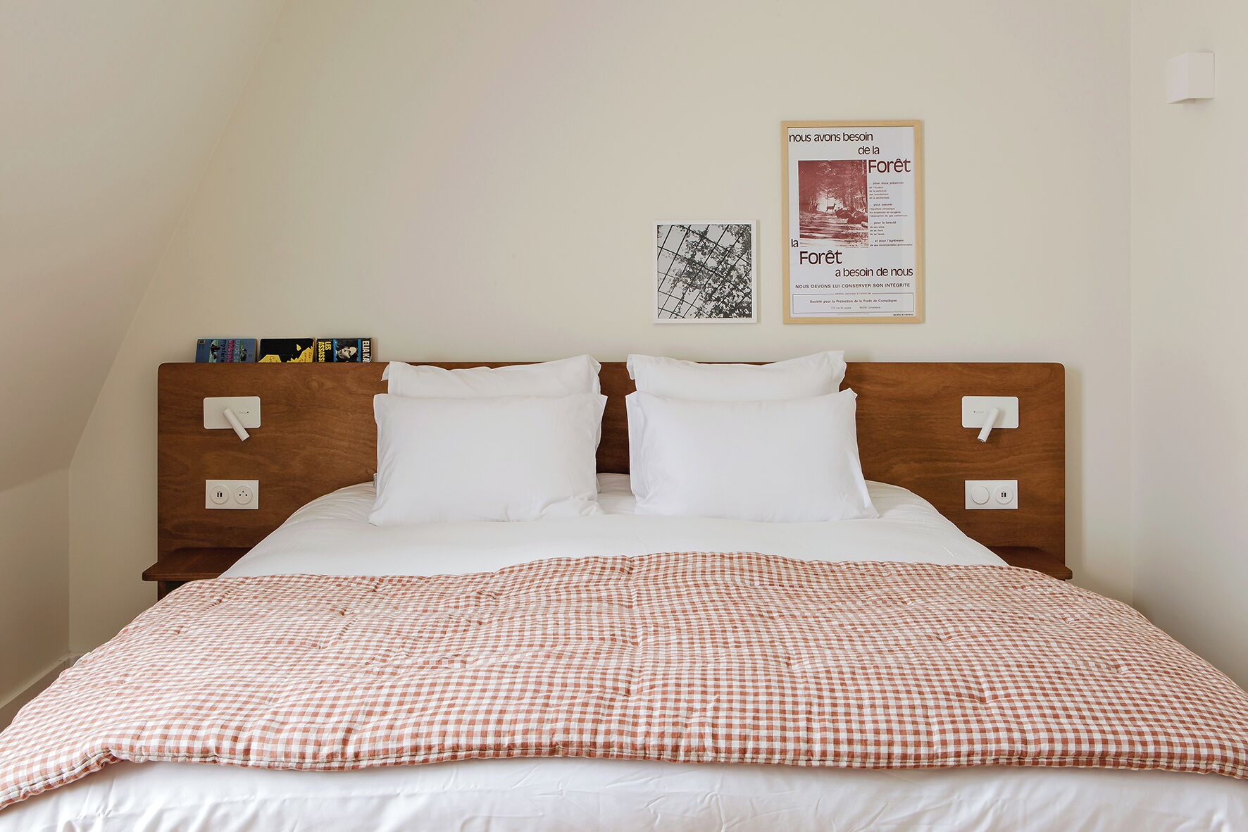 Luxe beddengoed, pillowtop-bedden, een bureau, een laptopwerkplek